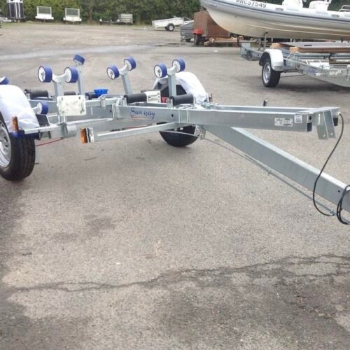 Porte Bateau – Chemin DE Rouleau Cerntral Cassante – SW845 – Ptac : 1300KG – 1 Essieu FreinÉ