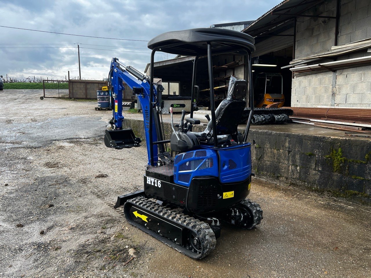 Mini-pelle HT16 – Essence Engin Neuf / Matériel Neuf – Image 3