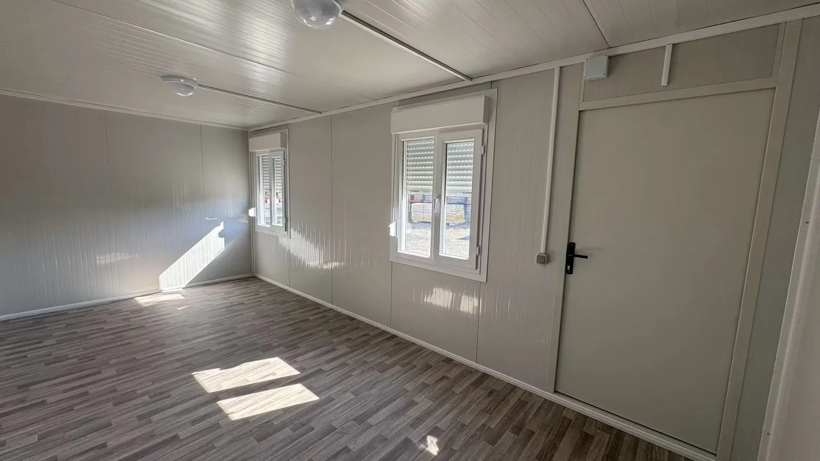 Containers aménagés - Bureau de chantier 17 m² avec volets roulants – Image 5