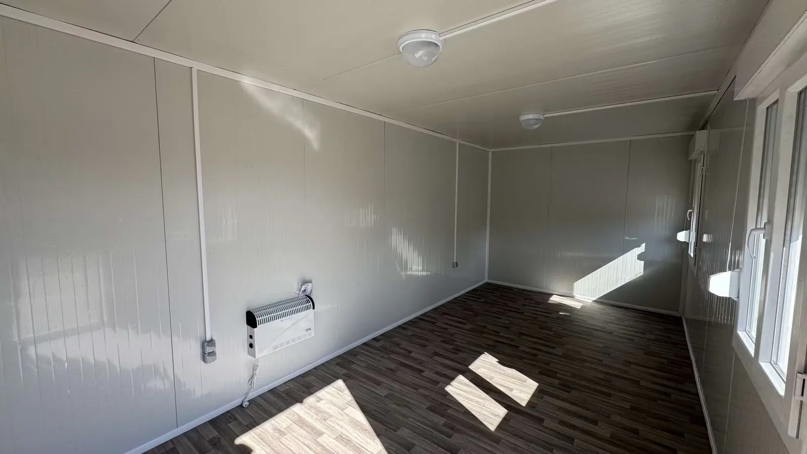 Containers aménagés - Bureau de chantier 17 m² avec volets roulants – Image 4