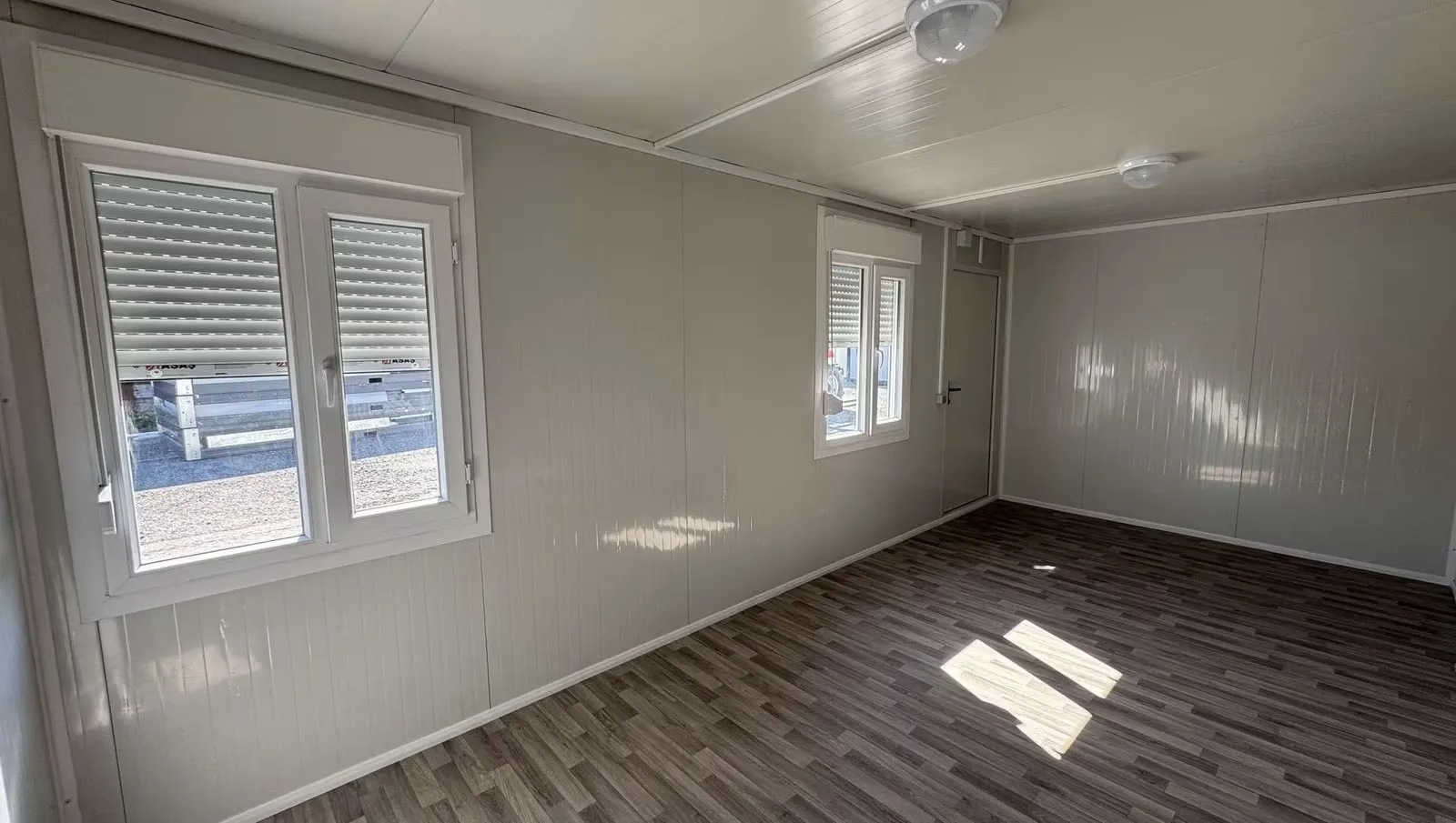 Containers aménagés - Bureau de chantier 17 m² avec volets roulants – Image 3