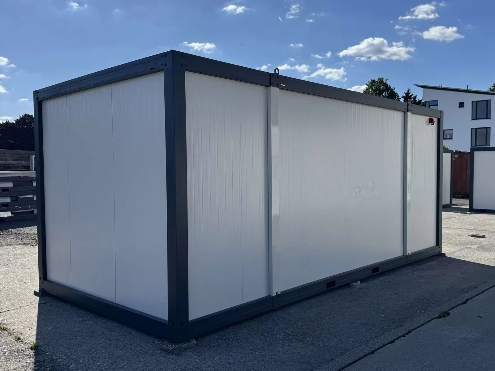 Containers aménagés - Bureau de chantier 17 m² avec volets roulants – Image 2